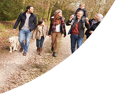 Familie wandelen met de hond in een bos