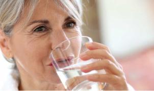 Vrouw die een glas water  drinkt