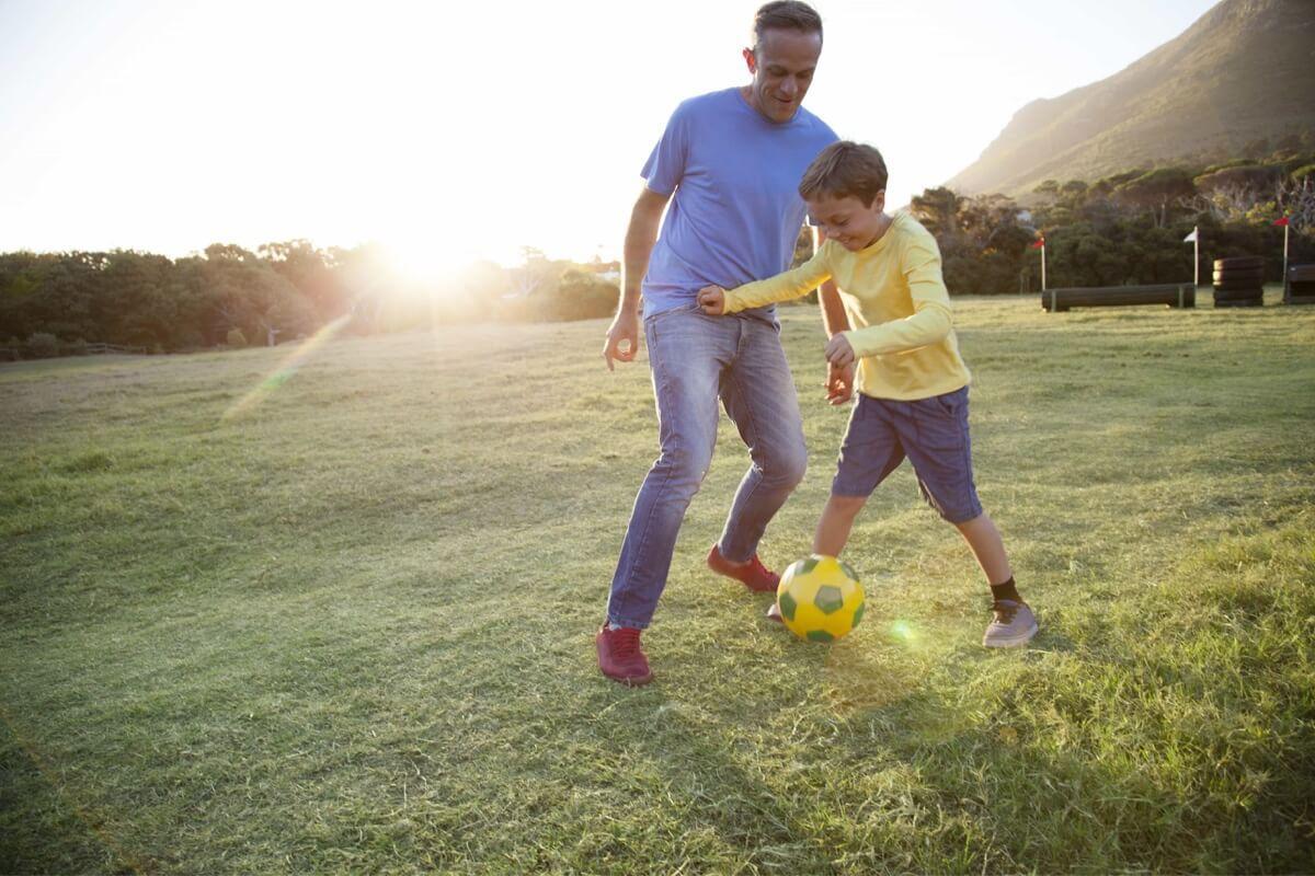 Père et fils jouent le foot